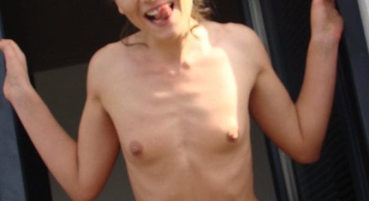 Sehr schlankes Teen sucht Outdoorsex